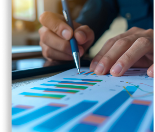 analisis-de-ventas-de-marketing-digital-desarrollo-de-negocios-analista-financiero-que-analiza-los-datos-de-ventas-de-negocios (1)